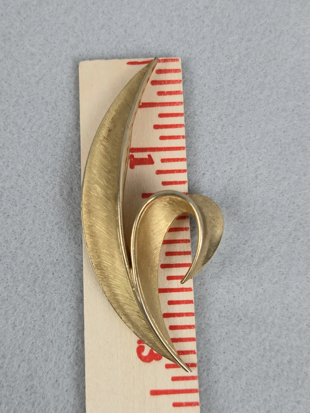 Vintage Crown Trifari Gold Tone Sculpted Leaf Pin Brooch